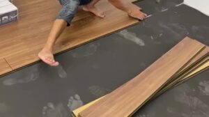 Gummimatte unter PVC-Laminat verlegen