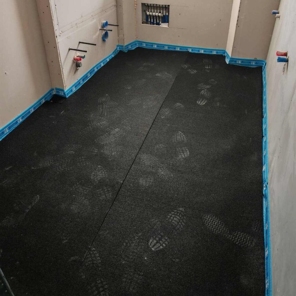 Vista del baño con la lámina MGE instalada.